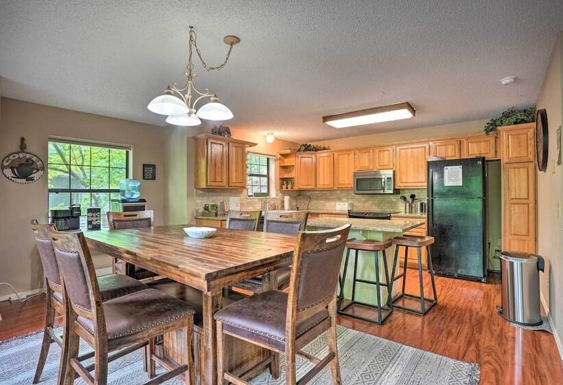 Beaver Lake Retreat W/ Deck & Private Hot Tub