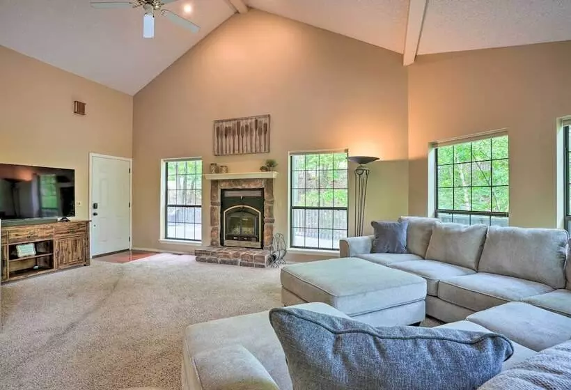 Beaver Lake Retreat W/ Deck & Private Hot Tub