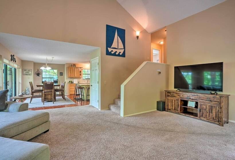 Beaver Lake Retreat W/ Deck & Private Hot Tub