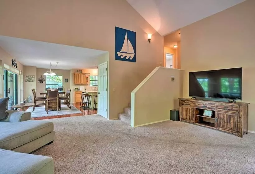 Beaver Lake Retreat W/ Deck & Private Hot Tub