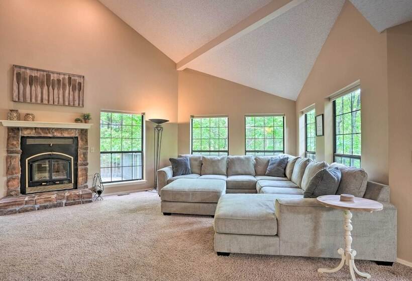 Beaver Lake Retreat W/ Deck & Private Hot Tub