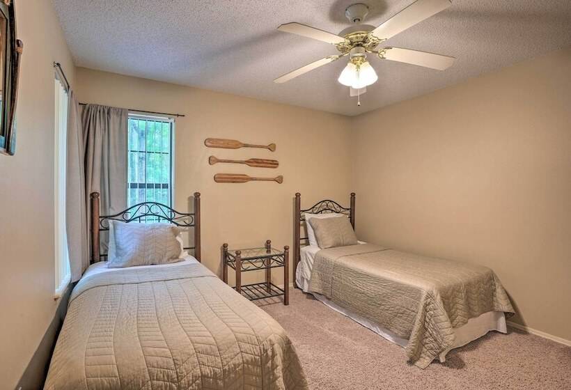 Beaver Lake Retreat W/ Deck & Private Hot Tub