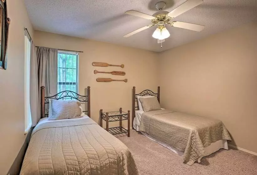 Beaver Lake Retreat W/ Deck & Private Hot Tub