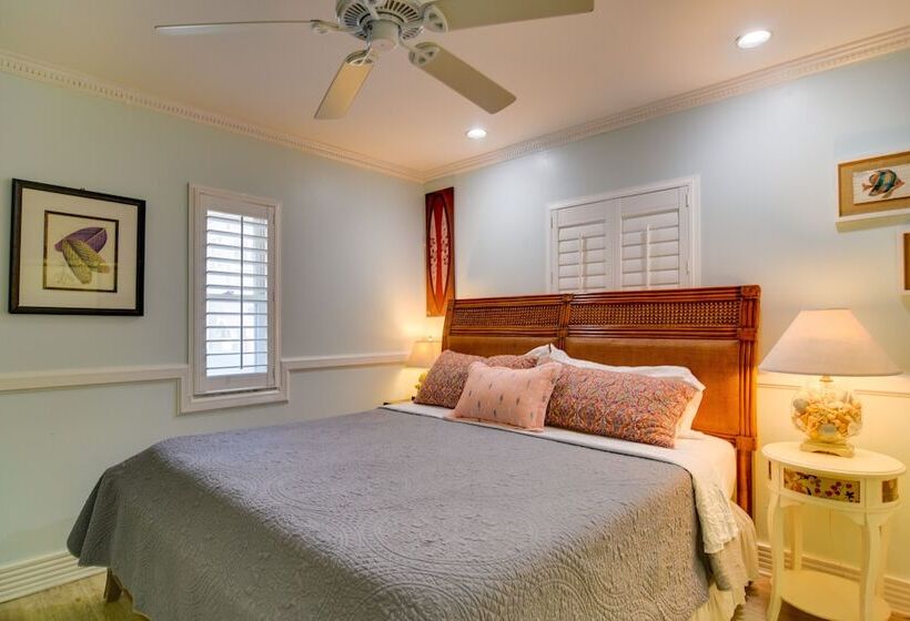 Breezy White Sands House Steps To Gulf Shore!