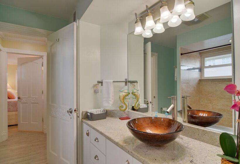 Breezy White Sands House Steps To Gulf Shore!