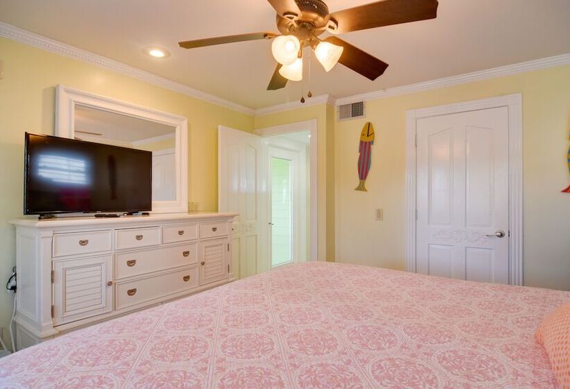 Breezy White Sands House Steps To Gulf Shore!