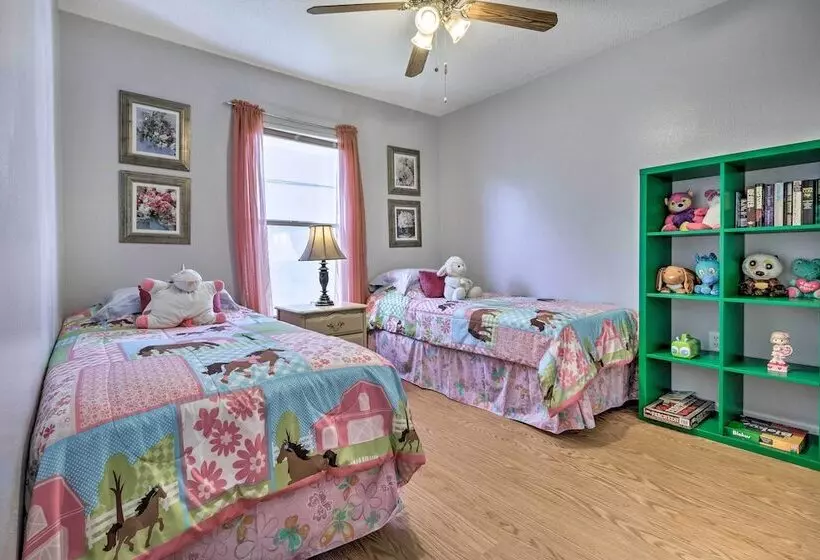 Charming Kissimmee Retreat W/ Pool & Lanai!