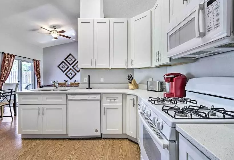 Charming Kissimmee Retreat W/ Pool & Lanai!