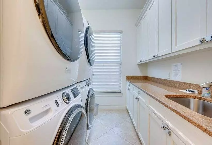 Chic Naples Retreat W/ Private Heated Pool & Lanai