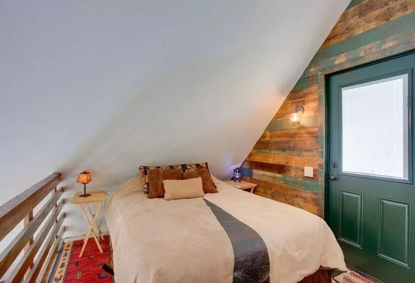 Colorful Cabin W/ Teepee, Fire Pits & Mtn Views!