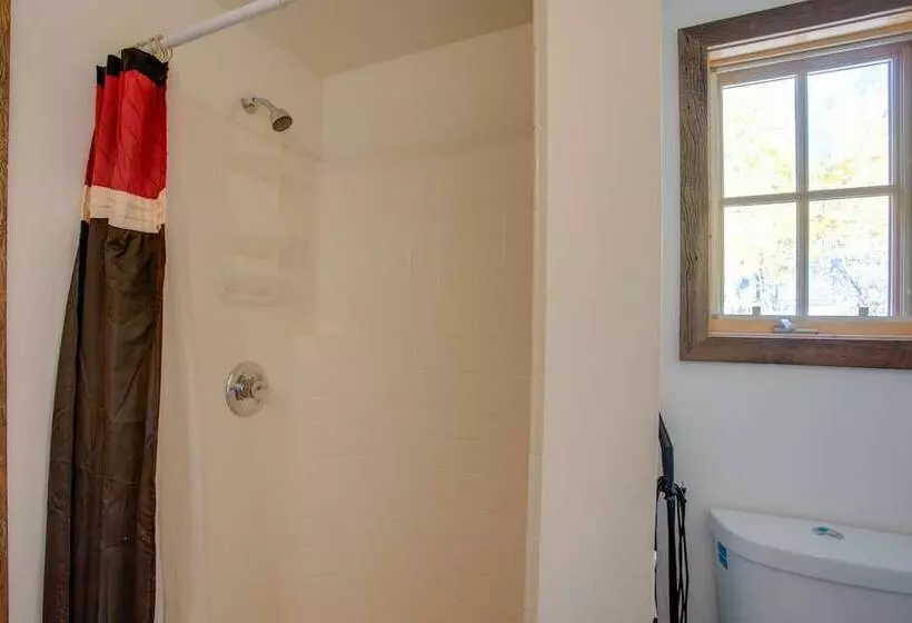 Colorful Cabin W/ Teepee, Fire Pits & Mtn Views!