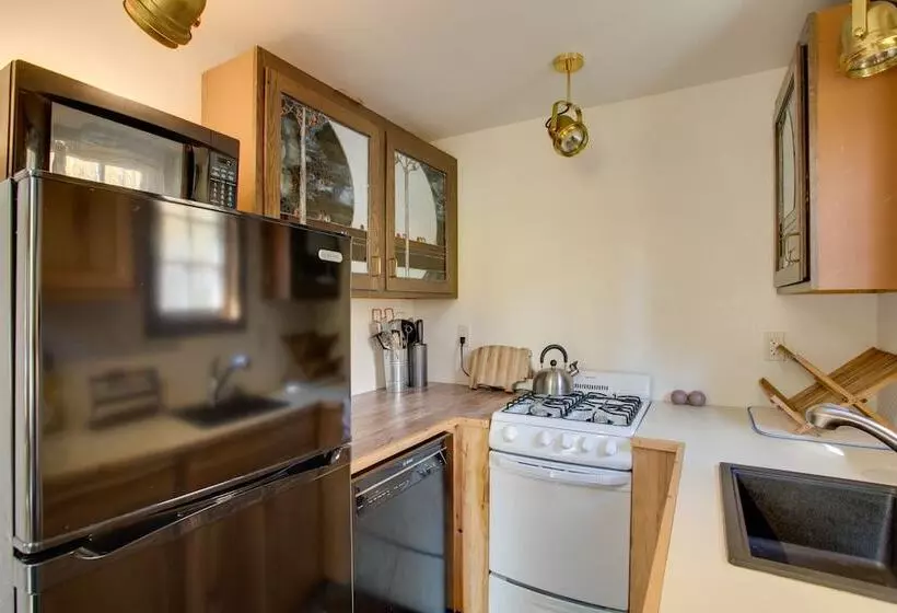 Colorful Cabin W/ Teepee, Fire Pits & Mtn Views!