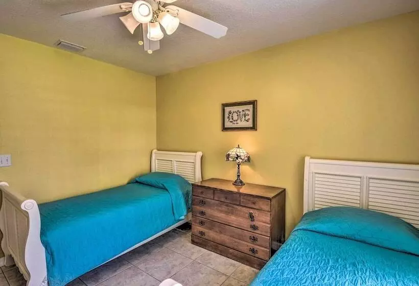 Cozy Coastal Retreat W/ Grill < 5 Mi To Beach