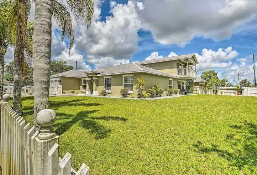 Cozy Coastal Retreat W/ Grill < 5 Mi To Beach