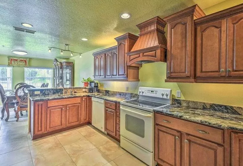 Cozy Coastal Retreat W/ Grill < 5 Mi To Beach