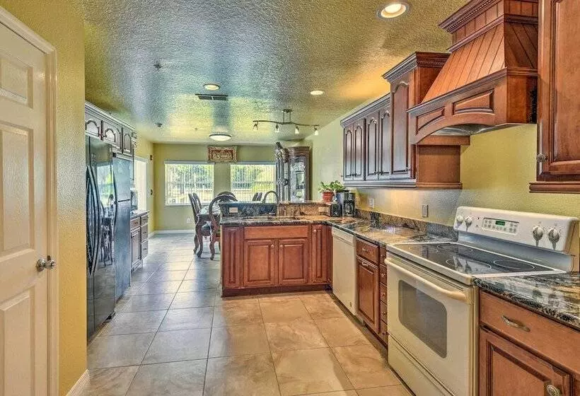 Cozy Coastal Retreat W/ Grill < 5 Mi To Beach