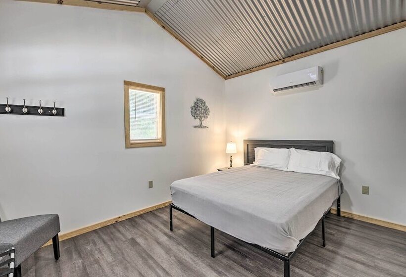 Creekside Cabin Retreat W/ Community Fire Pit