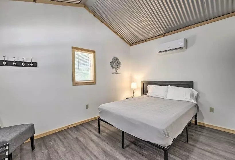 Creekside Cabin Retreat W/ Community Fire Pit