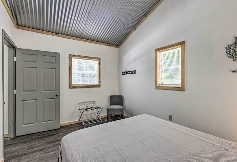 Creekside Cabin Retreat W/ Community Fire Pit