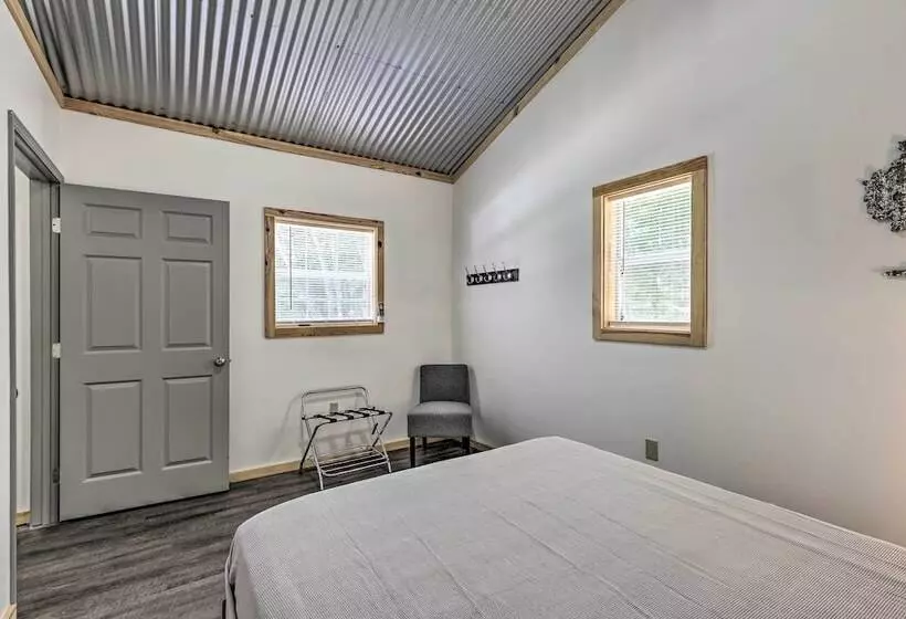 Creekside Cabin Retreat W/ Community Fire Pit