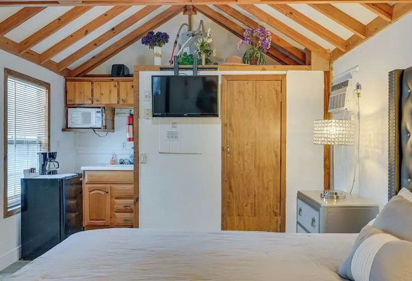Everglades City Trailer Cabin: Boat Slip & Porch!