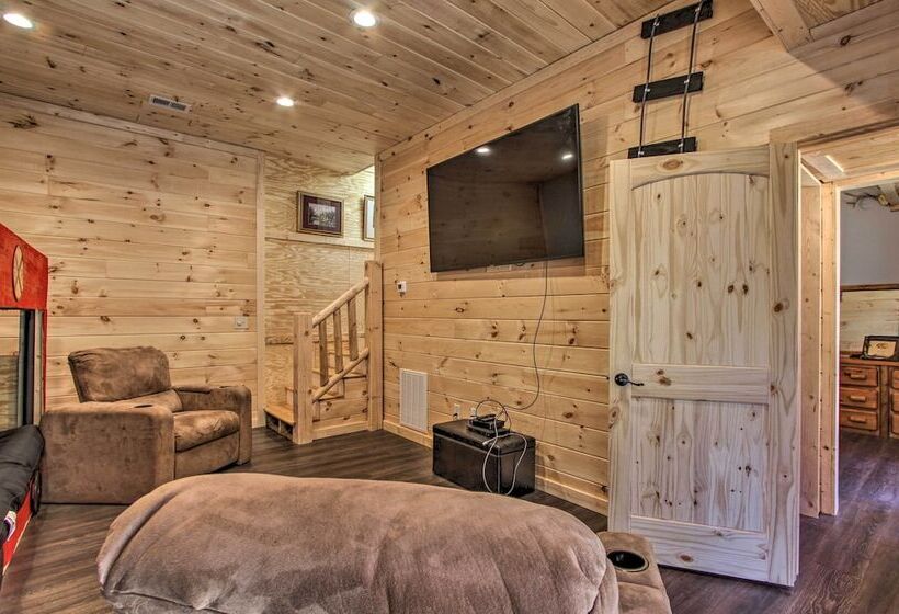 The Phoenix  Cabin W/ Hot Tub In Gatlinburg!