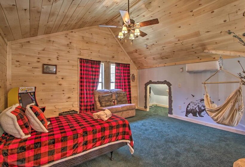 The Phoenix  Cabin W/ Hot Tub In Gatlinburg!
