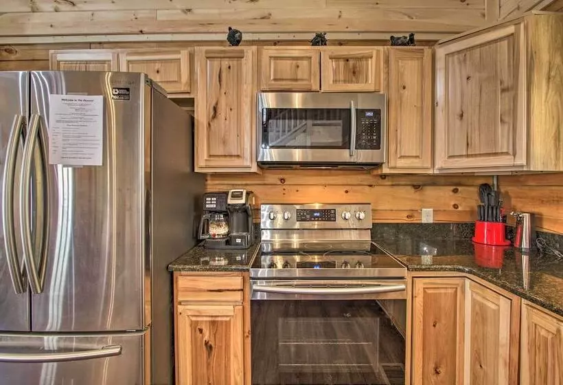 The Phoenix  Cabin W/ Hot Tub In Gatlinburg!