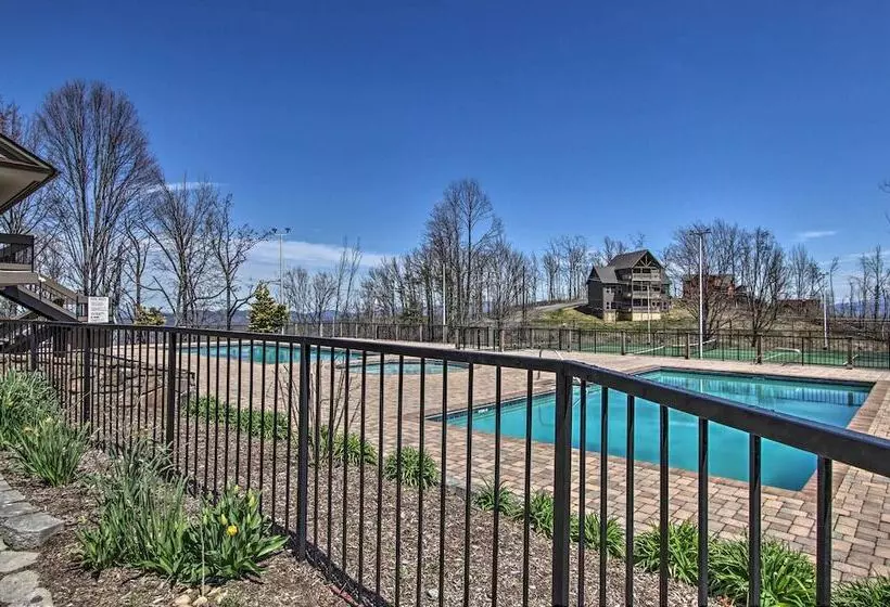 The Phoenix  Cabin W/ Hot Tub In Gatlinburg!