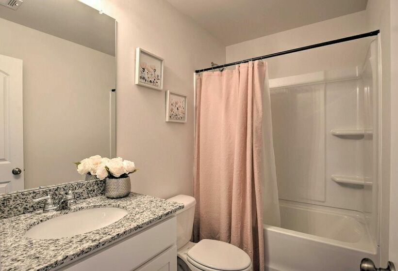 Gorgeous Family Friendly Greenville Home!