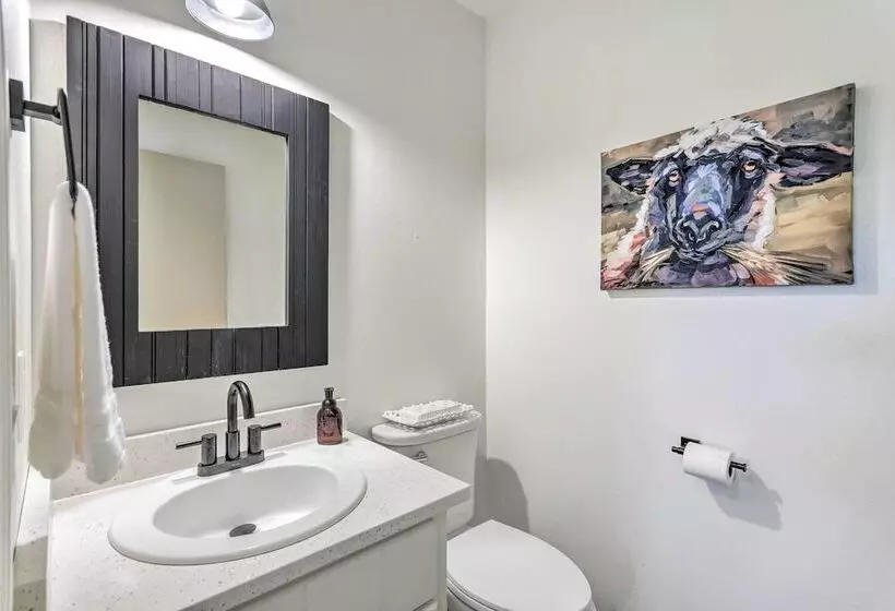 Green Acres  Home W/ Fire Pit + Fishing Pond