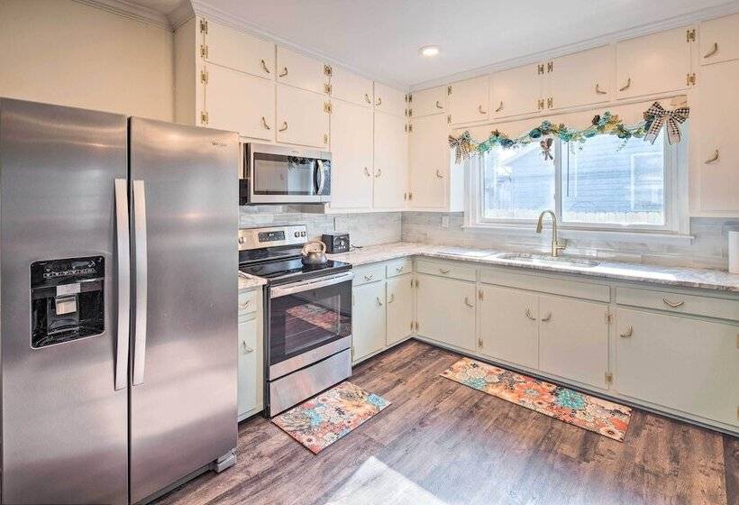 Greenville Escape W/ Deck + Fire Pit!