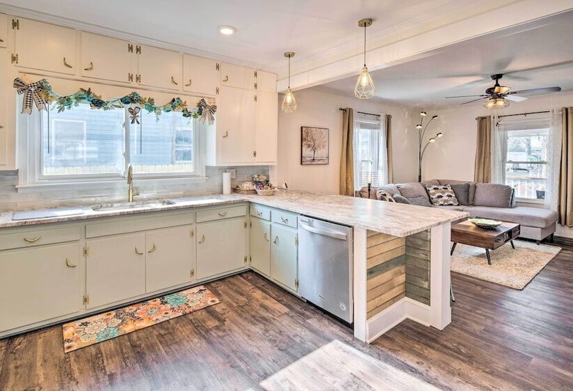 Greenville Escape W/ Deck + Fire Pit!