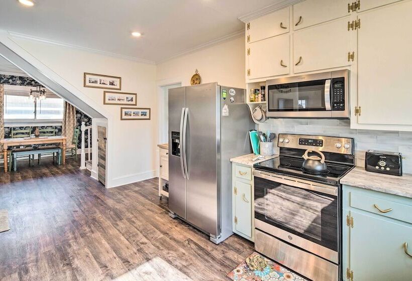 Greenville Escape W/ Deck + Fire Pit!