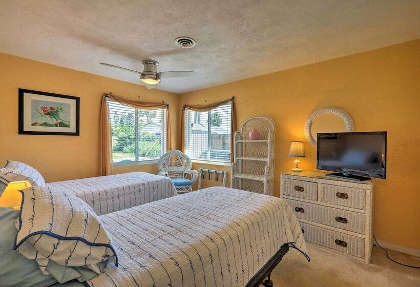 Ormond Beach Home: Screened Porch, Walk To Beach!