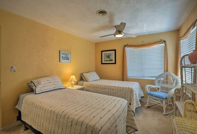 Ormond Beach Home: Screened Porch, Walk To Beach!