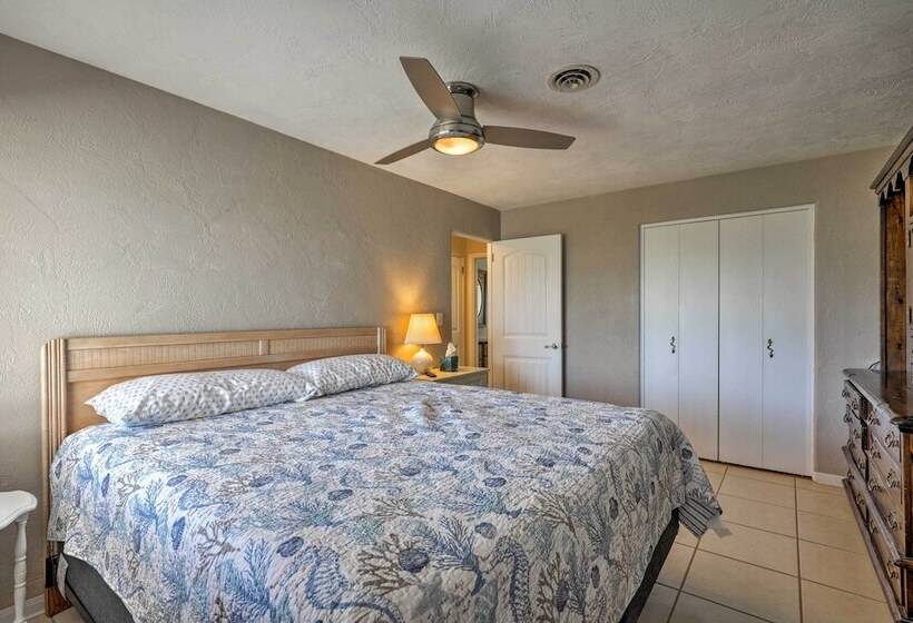 Ormond Beach Home: Screened Porch, Walk To Beach!