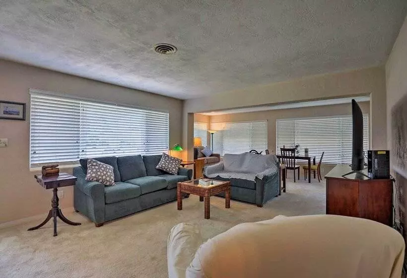 Ormond Beach Home: Screened Porch, Walk To Beach!