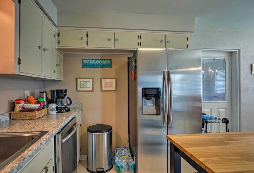 Ormond Beach Home: Screened Porch, Walk To Beach!