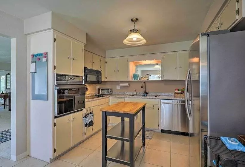 Ormond Beach Home: Screened Porch, Walk To Beach!