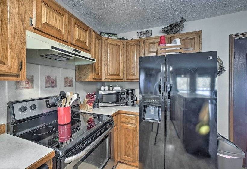 Lakefront Table Rock Home With Fire Pit!