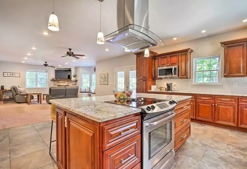 Dock & Jet Ski Slip: Lakeside Sunrise Beach Home!