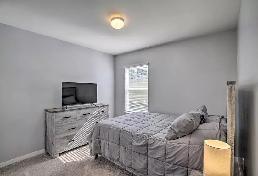 3 Mi To Beach: Cape Coral Home W/ Heated Pool