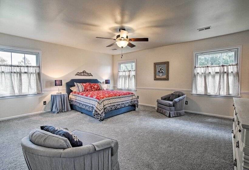 Remodeled Historic Farmhouse ~20 Mi To Kc!