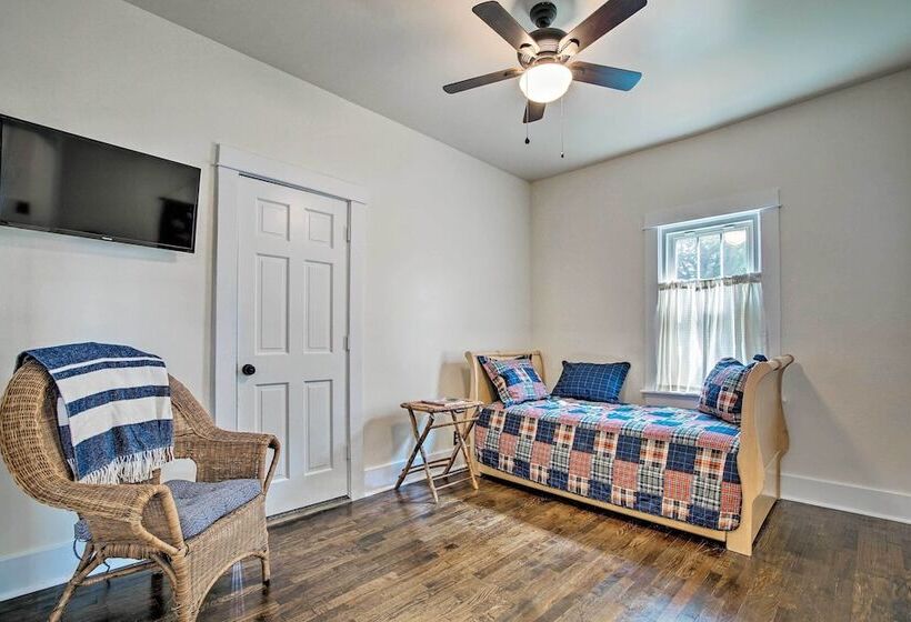 Remodeled Historic Farmhouse ~20 Mi To Kc!