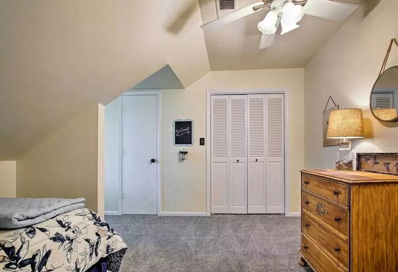 Remodeled Historic Farmhouse ~20 Mi To Kc!