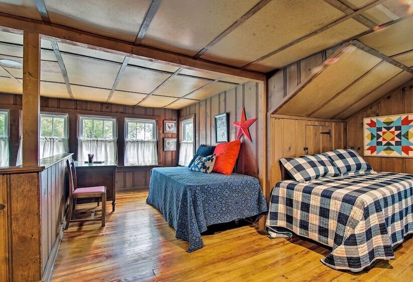 Remodeled Historic Farmhouse ~20 Mi To Kc!