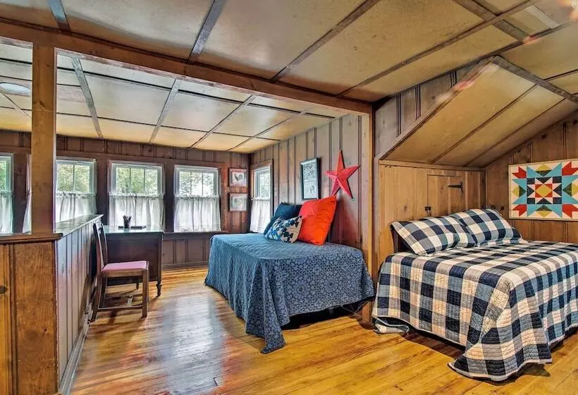 Remodeled Historic Farmhouse ~20 Mi To Kc!