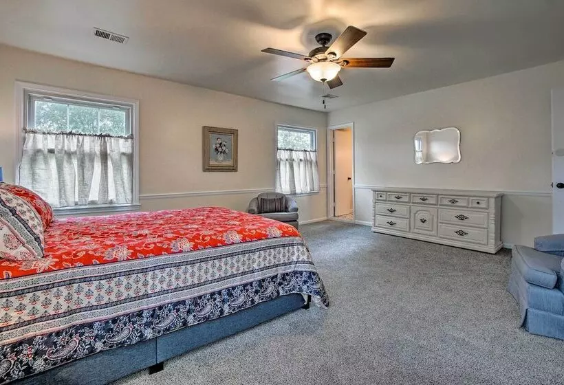 Remodeled Historic Farmhouse ~20 Mi To Kc!