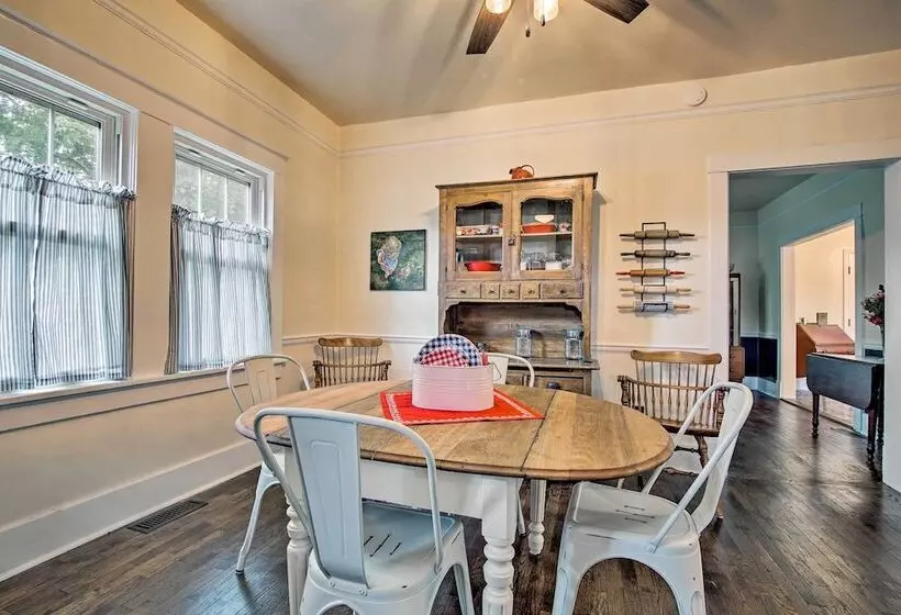 Remodeled Historic Farmhouse ~20 Mi To Kc!